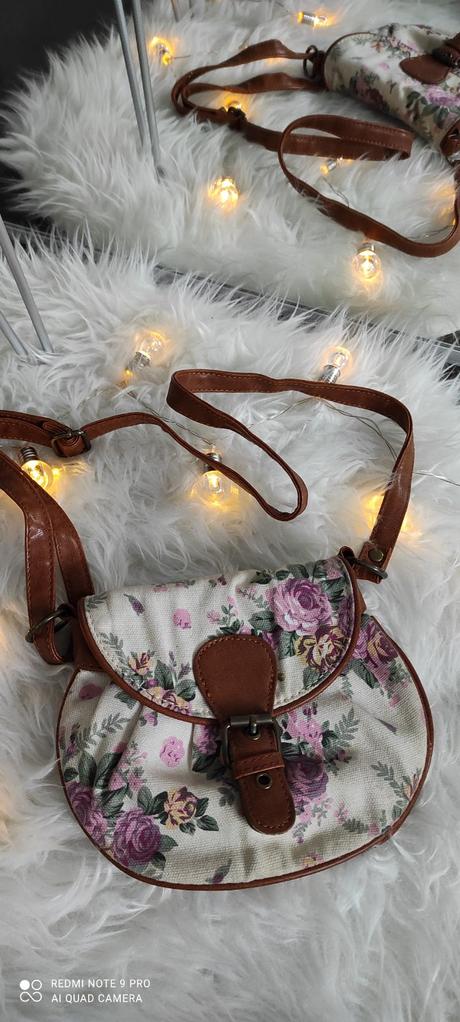 Kabelka s kvetinkami,