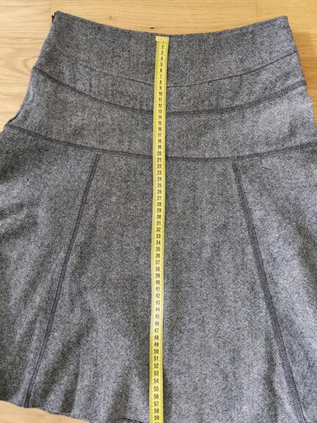 Šedomodta sukňa, 40