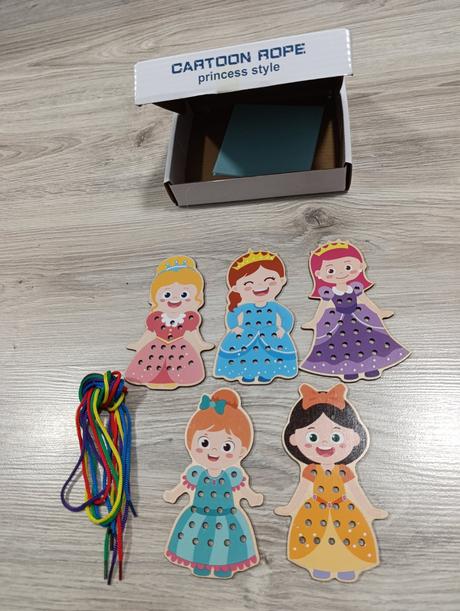 Montessori hračka princezné - navliekanie šnúrok, 