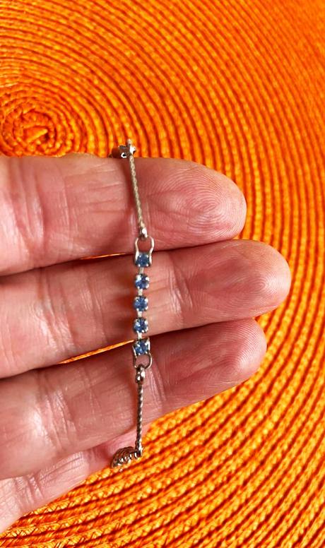 Jemný tenký náramok, 