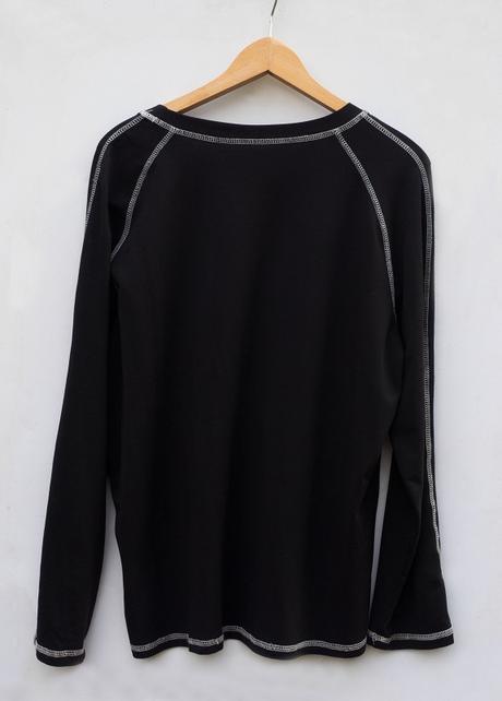 Čierne tričko so štepovaním, l