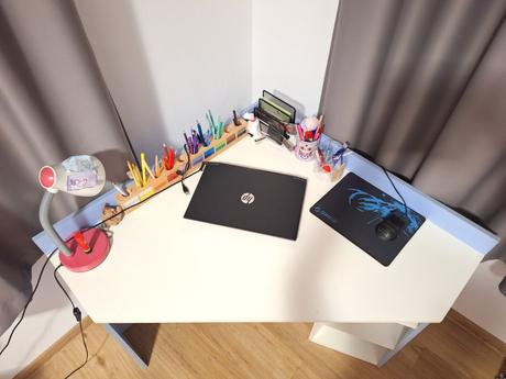 Rohový písací stôl, 