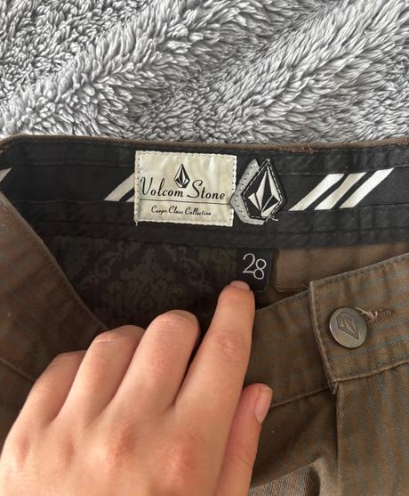 Kraťasy volcom, 28