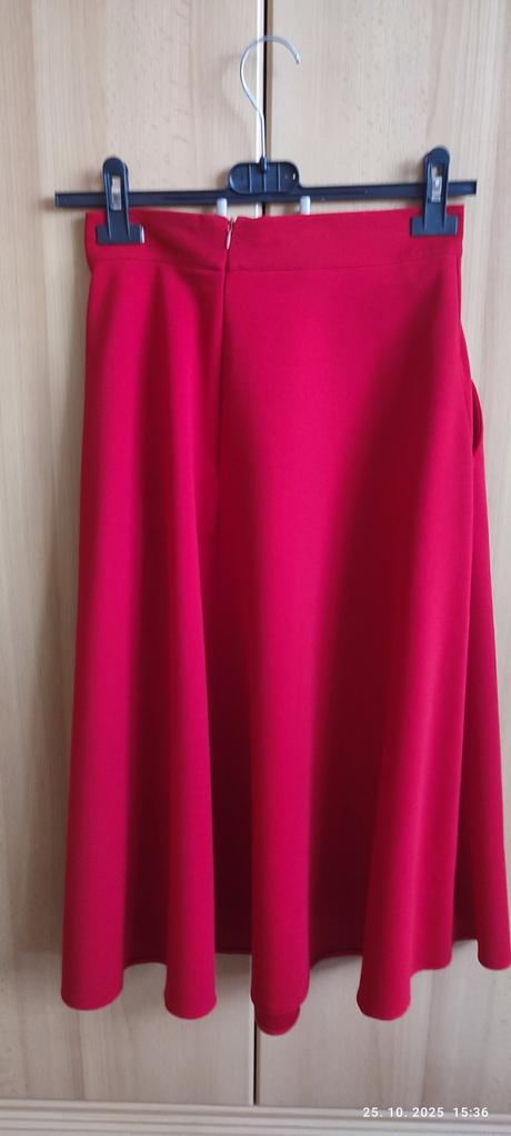 Cervena midi sukna, 40