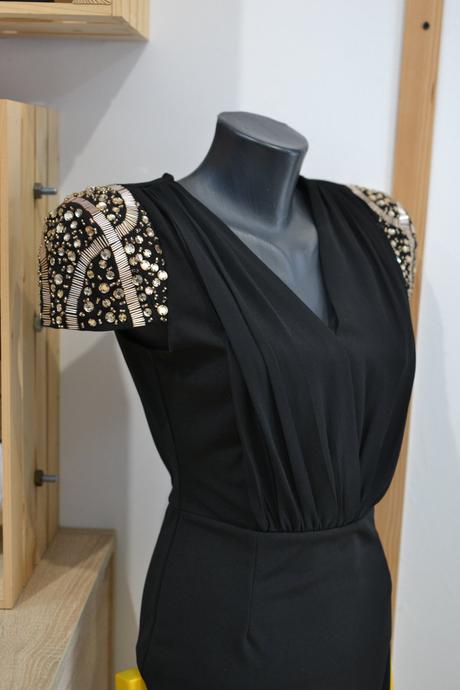 Čierne šaty s ozdobnými rukávmi m, m