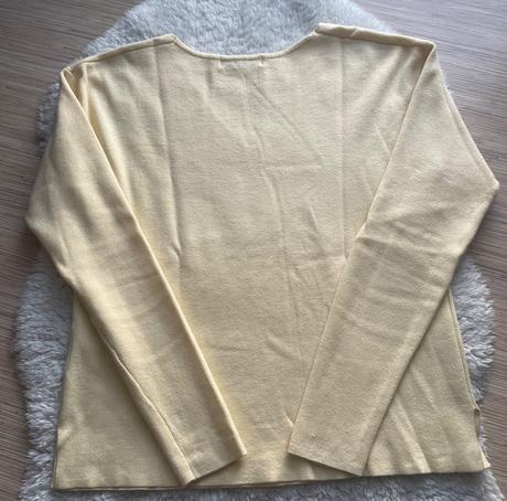 Bledozlty svetrik s v vystrihom, s