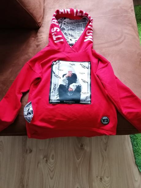 Červená mikina, 140