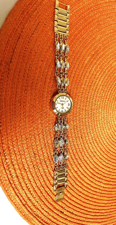 Zaujímavé hodinky s opálovými očkami, 