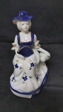 Soška porcelánová dáma so psíkom, 