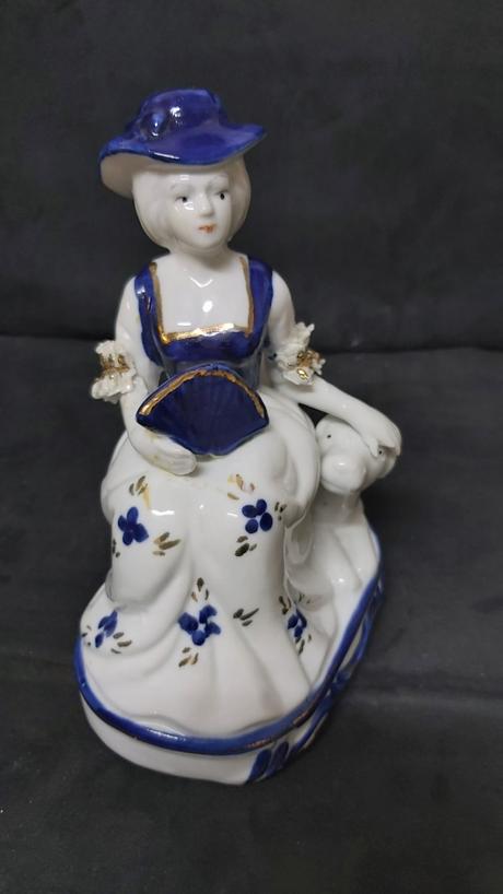 Soška porcelánová dáma so psíkom, 