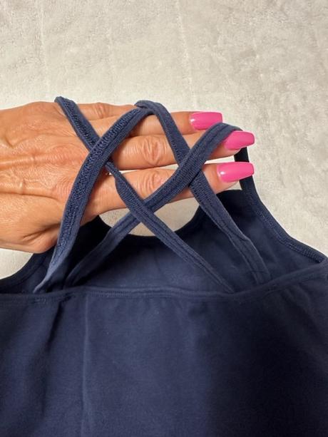 Tielko s prekríženými ramienkami a nápisom značky, m / s