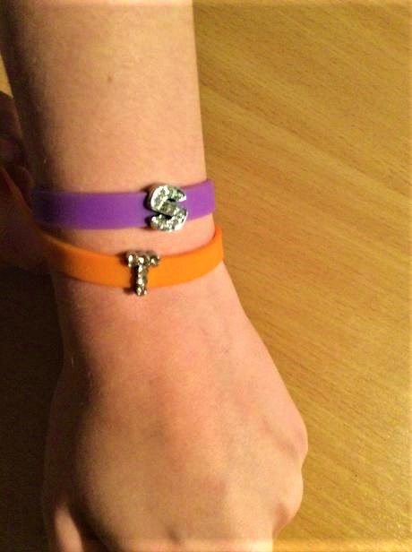 Plastový náramok s monogramom s, 