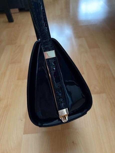 Elegantná lakovaná kabelka, 