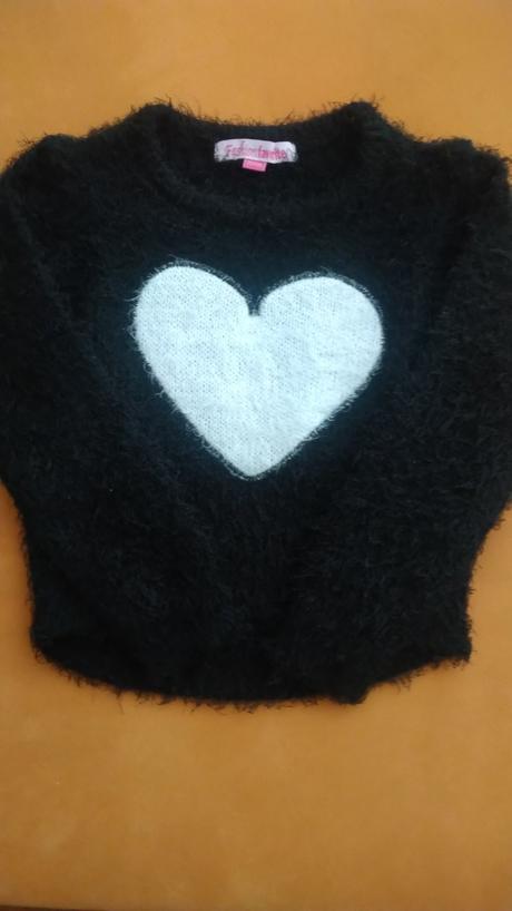Čierny dievčenský pulóvrik s bielym srdiečkom, 116