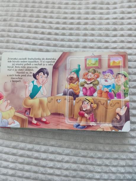 Kniha s puzzle snehulienka a sedem trpaslíkov,
