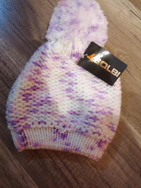 Biela strakata zimná čapica,