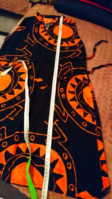 Šaty s oranžovým motívom, s