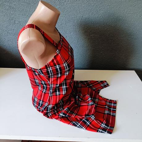 Červené kockovane saty, s