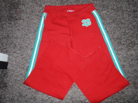 Cervene  teplaky, 42