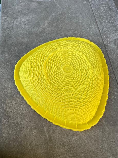 Žltý košík z plastu, 