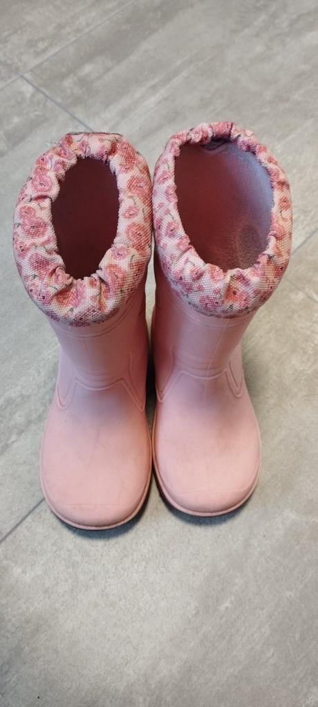 Prší plášť a gumáky, 98