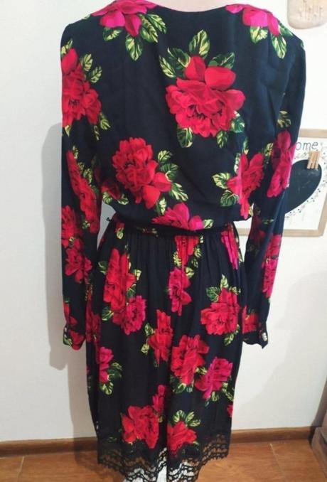 Kvetovane šaty s krajkou, 36