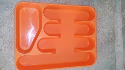 Oranžovy plastový pribornik,