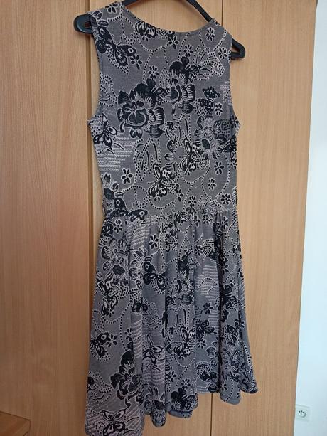 Šaty so vzorom, l