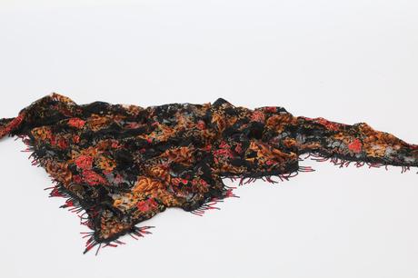 Čipková šatka s korálkovým lemom,