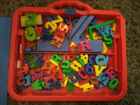 Tabuľa s písmenami, číslicami, kriedami, 