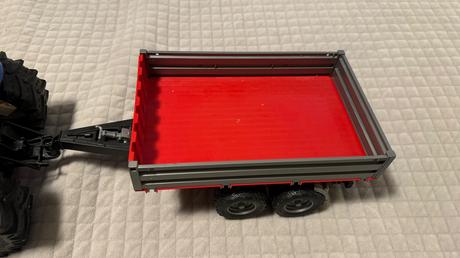 Bruder traktor s vlečkou, 