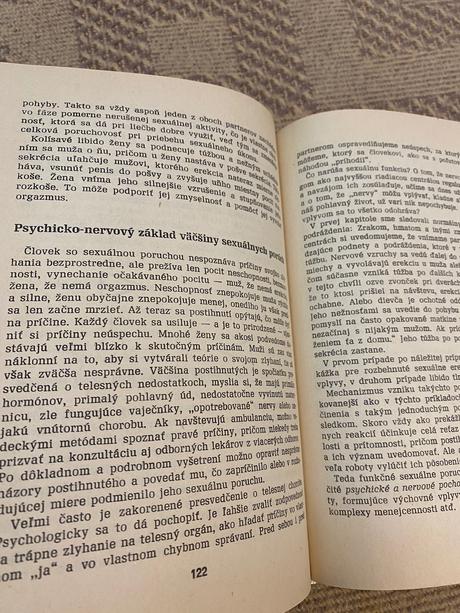 Stará retro kniha muž a žena intímne,