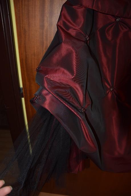 Krásne šaty bordovej farby, vyšívaný vrchný diel, 42