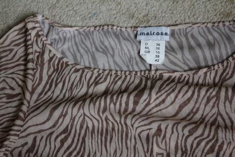Trendy tops hnedým zebrím vzorom, padavými rukávmi, m