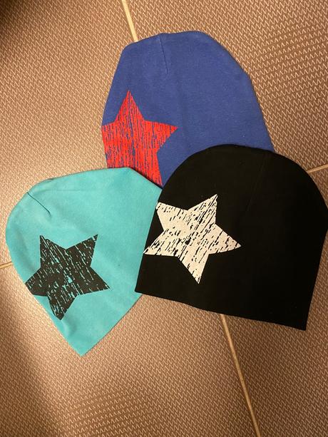3 čiapky (teplejšie/dvojitá látka) s hviezdou, 98