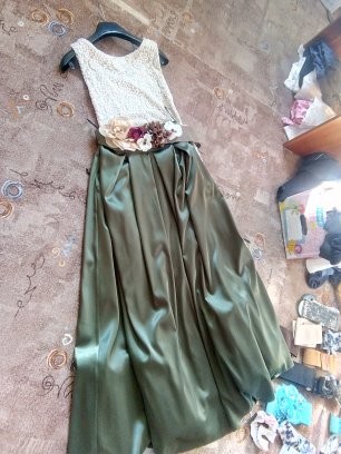 Saténová sukňa, 38