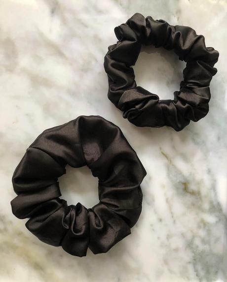 Saténová gumička scrunchie čierna, 