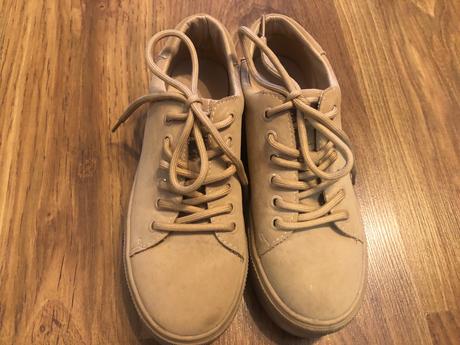 Tenisky s vyvýšenou podrážkou, 37