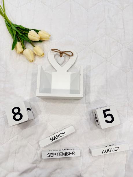 Drevený večný kalendár s romantickým srdcom, 