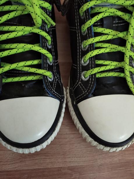 Členkové tenisky, 33