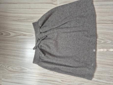 Sivá sukňa, reserved,146