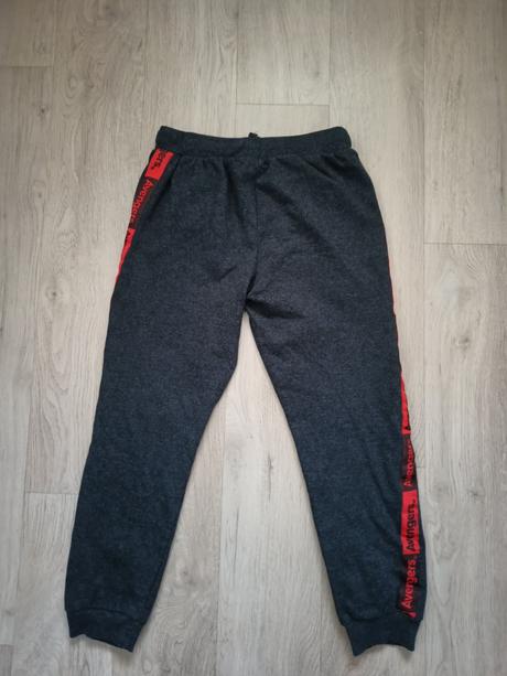 Tepláky avengers, 146