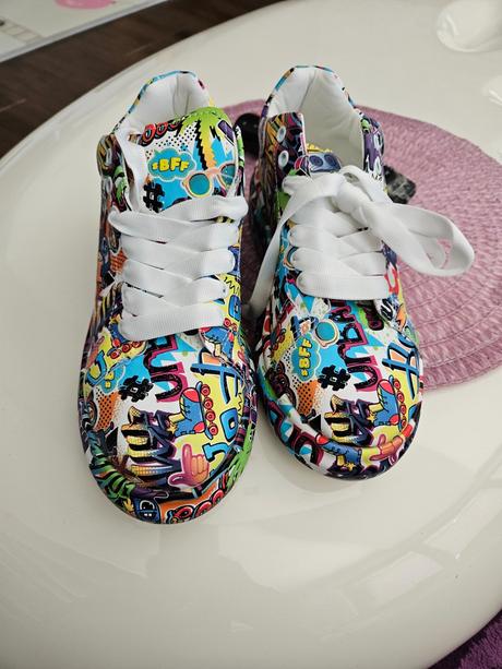 Tenisky s grafiti vzorom, 39