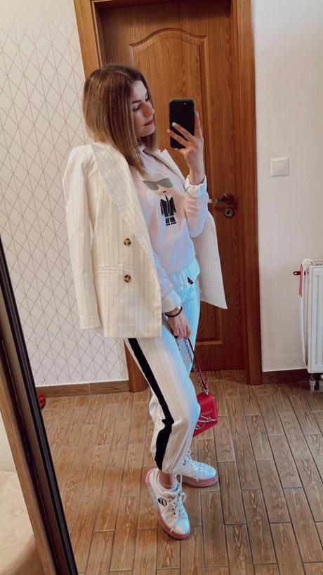 Nohavicový kostým, 36