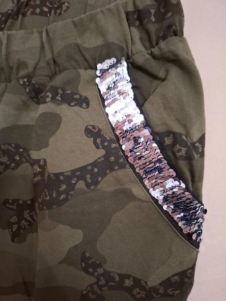Maskáčové tepláky s flitrami na vreckách 44/46, bonprix,44
