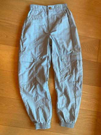 Raz oblečené bledomodré tenké nohavice, bershka,36