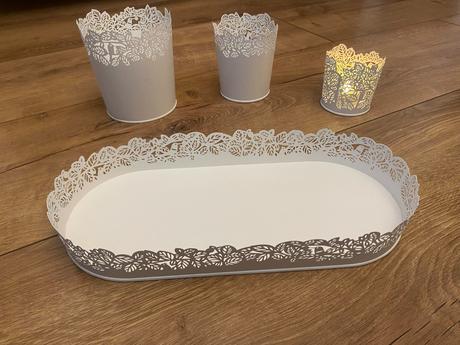 Plechová sada so vzorom vtáčikov a listov,