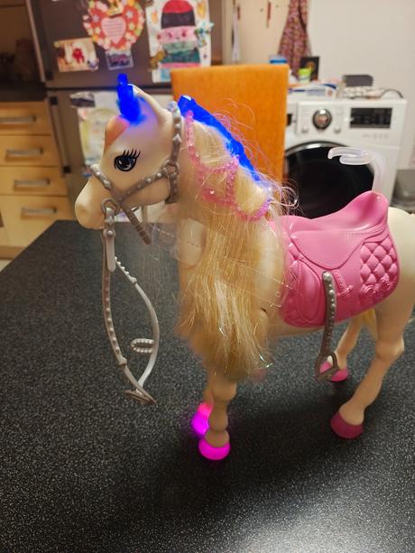 Interaktívny kôň barbie, 
