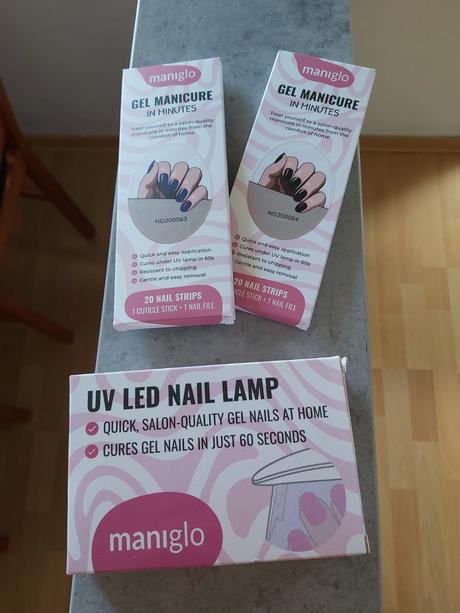 Uv lampa a gélové nálepky na nechty., 