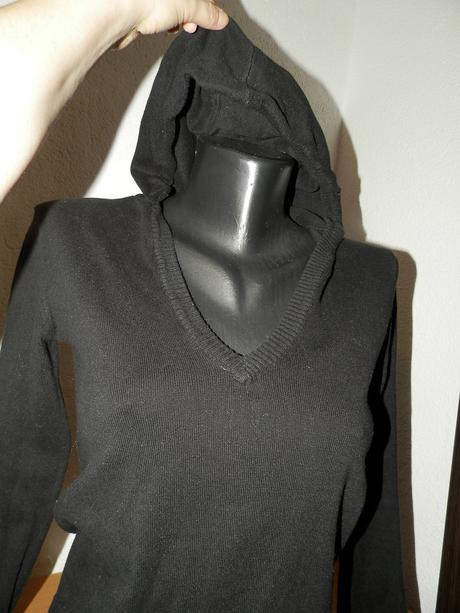 Predlžený čierny sveter s kapucňou s, s